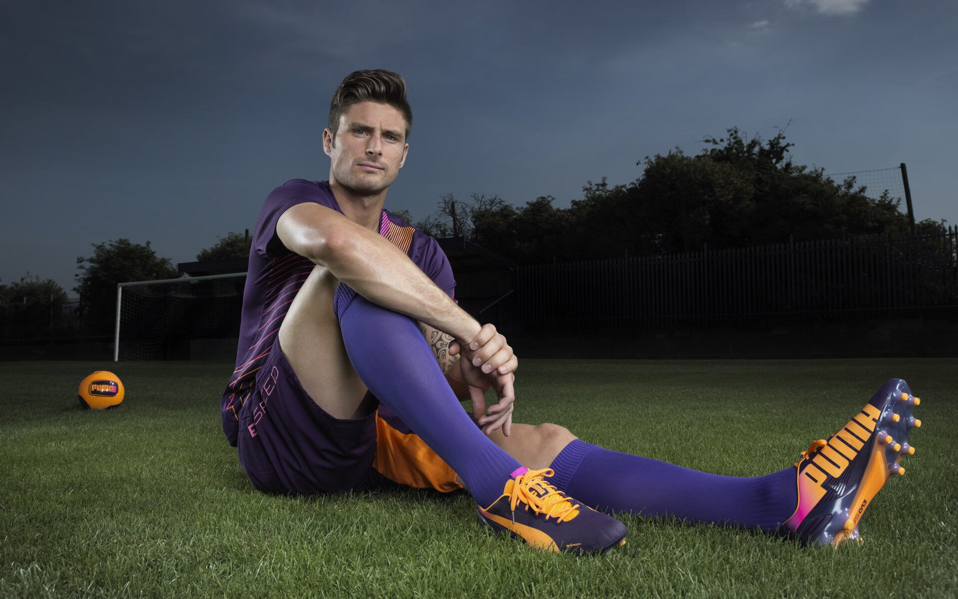 瑞士女足球员雪地铲球太猛,把对手铲进雪堆,瑞士女足国脚